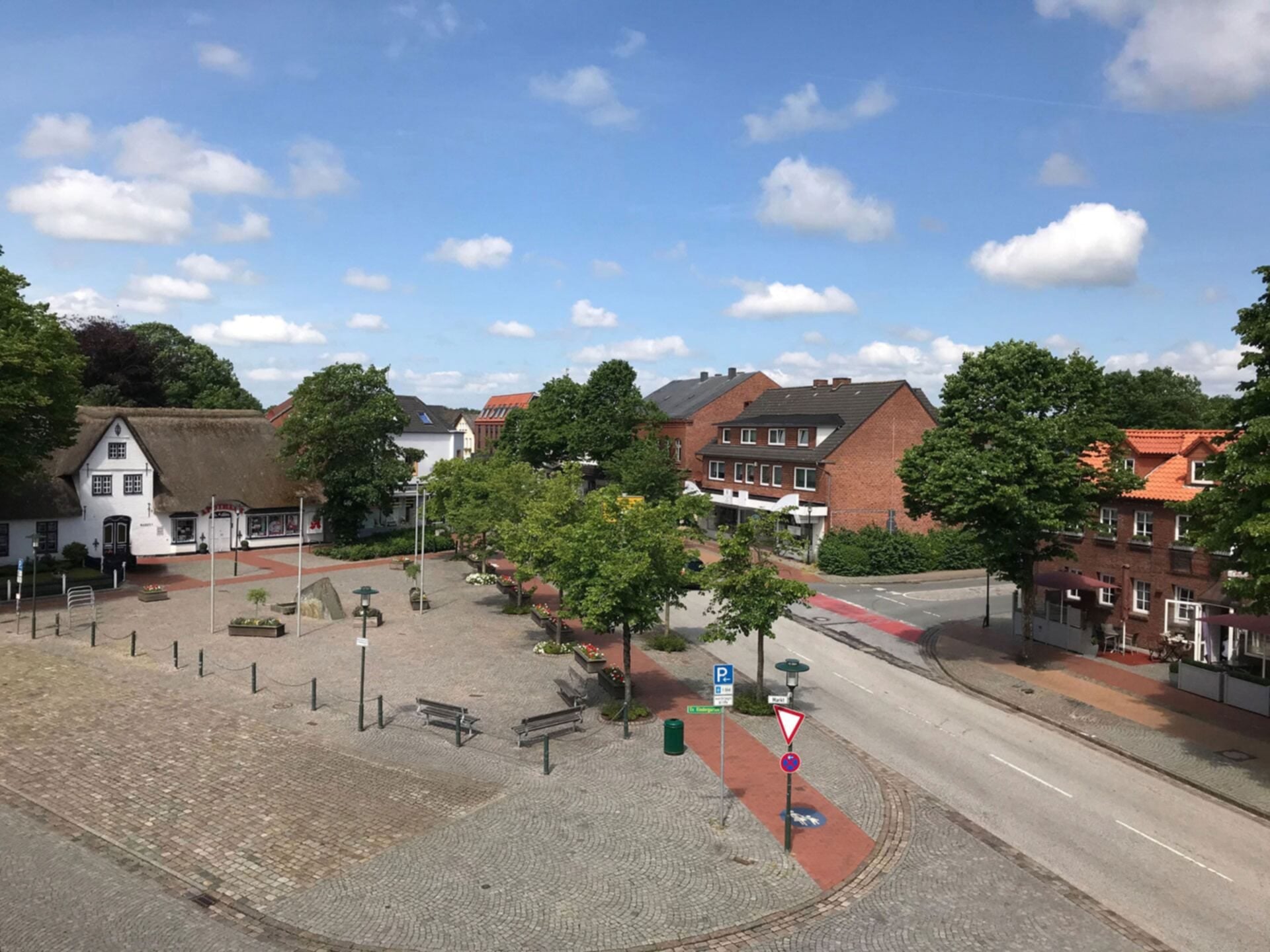 Hotel am Markt - Außenansicht am historischen Marktplatz in Leck