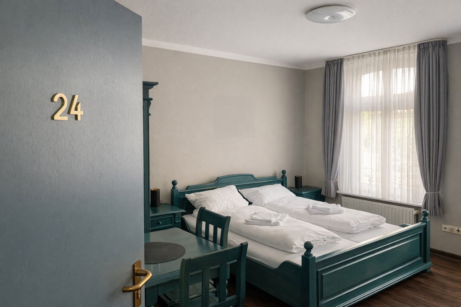 Gemütliches Einzelzimmer mit Schreibtisch und hellem Ambiente