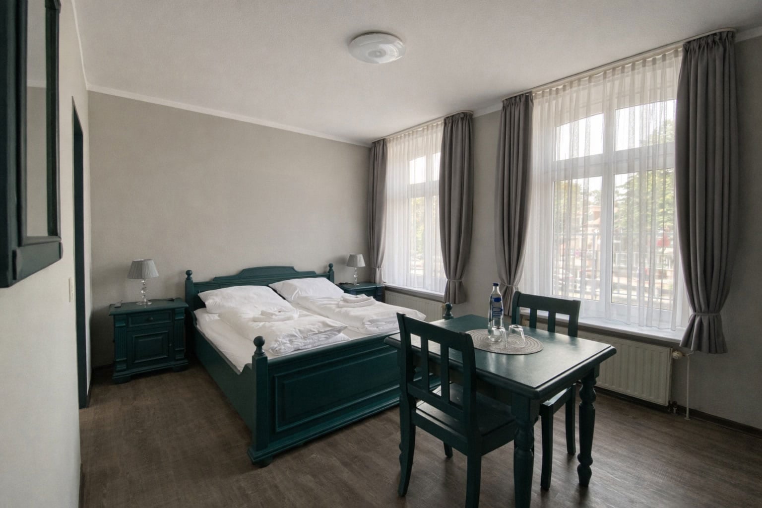 Modern eingerichtetes Hotelzimmer mit geschmackvollem Design